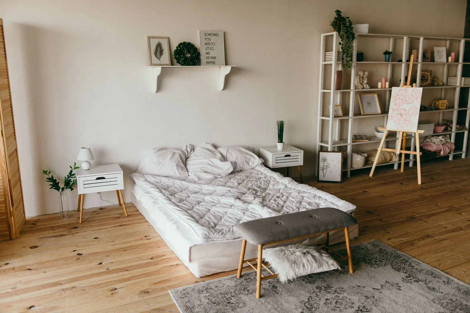 Thiết kế tối giản với giường thấp, sàn gỗ và kệ lưu trữ thông minh giúp phòng ngủ nhỏ luôn gọn gàng. | Thiết kế nội thất 24