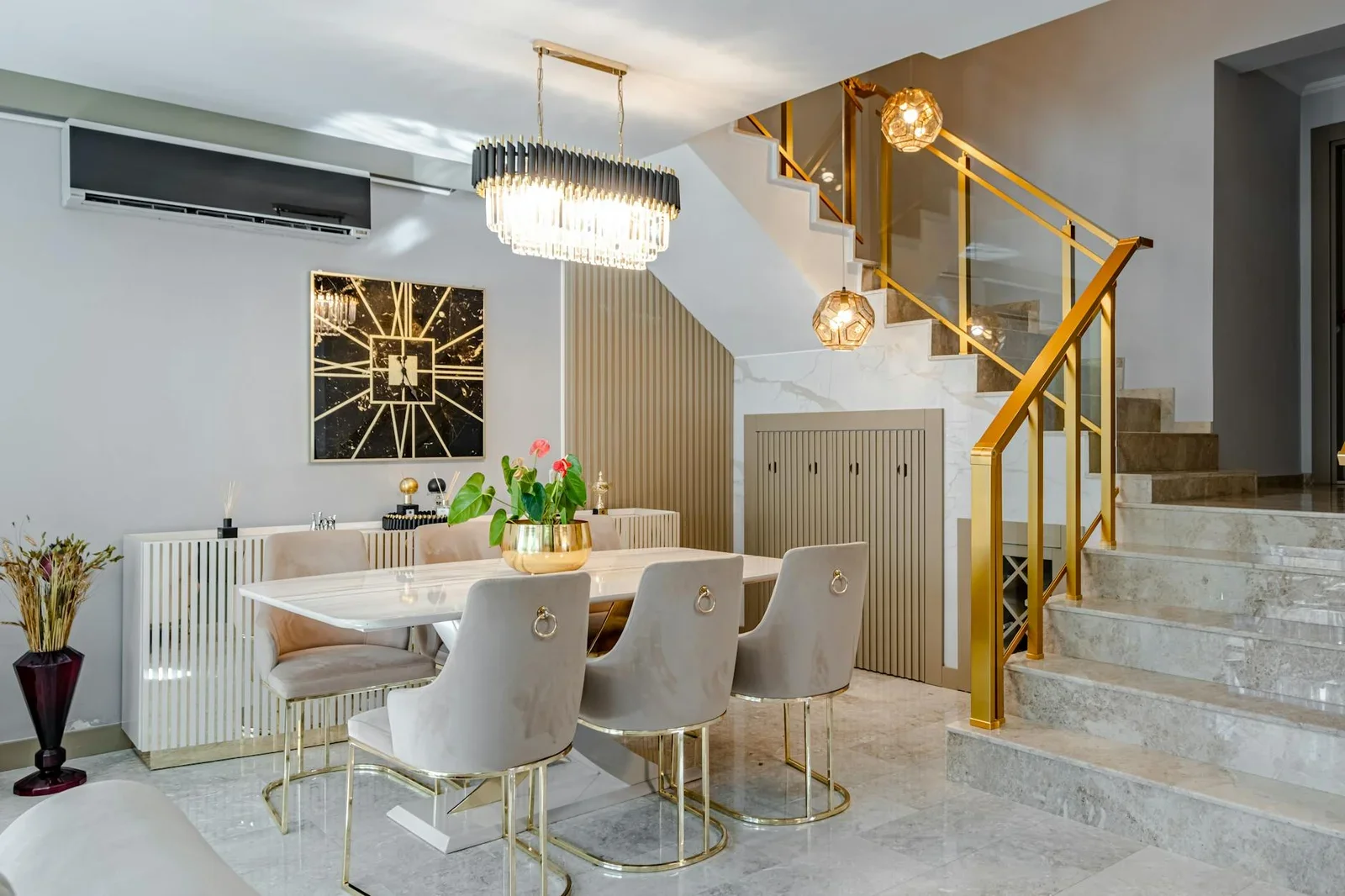 Phòng ăn hiện đại nổi bật với bàn đá cẩm thạch, điểm nhấn ánh kim và hệ thống đèn chiếu sáng tinh tế. | Thiết kế nội thất 24