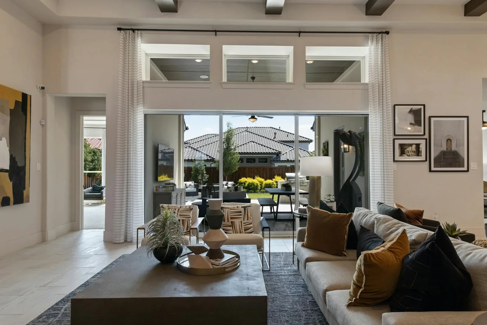 Phòng khách rộng rãi phối hợp sofa thời thượng cùng điểm nhấn trang trí, tạo tỷ lệ nội thất hài hòa chuẩn mực. | Thiết kế nội thất 24