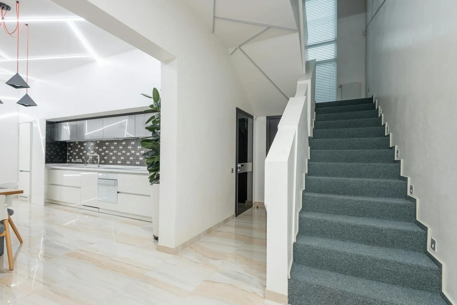 Cầu thang hành lang rộng mở dẫn đến khu bếp sáng sủa, nội thất tối giản cùng thiết bị hiện đại mang lại tiện nghi tối ưu. | Thiết kế nội thất 24