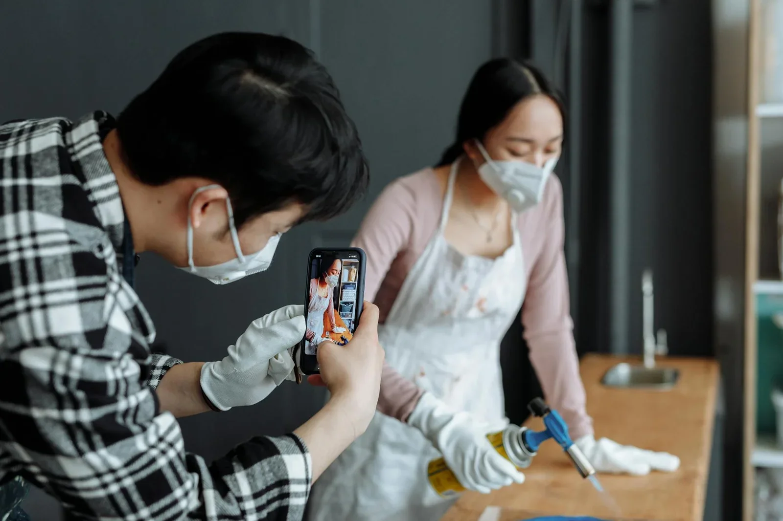 Khu vực nấu nướng chuyên nghiệp với bếp công suất lớn, không gian thoáng đãng hỗ trợ gia chủ thỏa sức sáng tạo món ngon. | Thiết kế nội thất 24