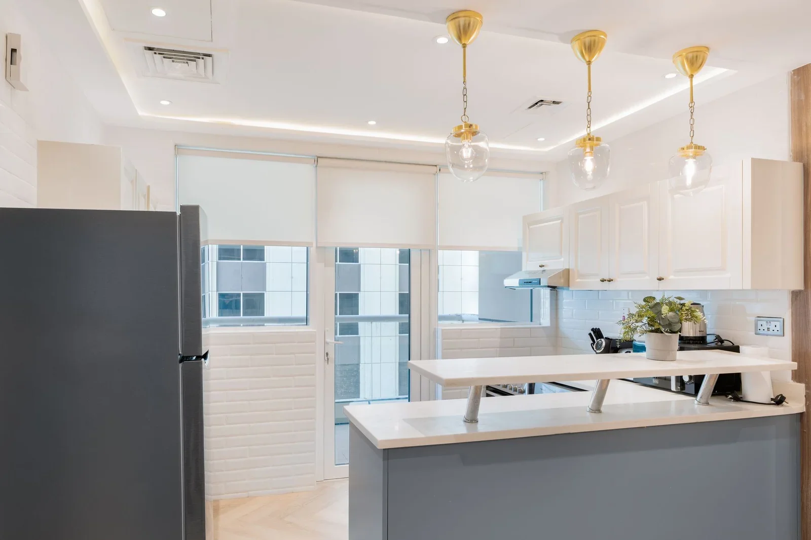 Bếp đương đại nổi bật với hệ đèn thanh lịch, phụ kiện tinh tế, cân bằng hoàn hảo giữa thẩm mỹ và công năng sử dụng. | Thiết kế nội thất 24