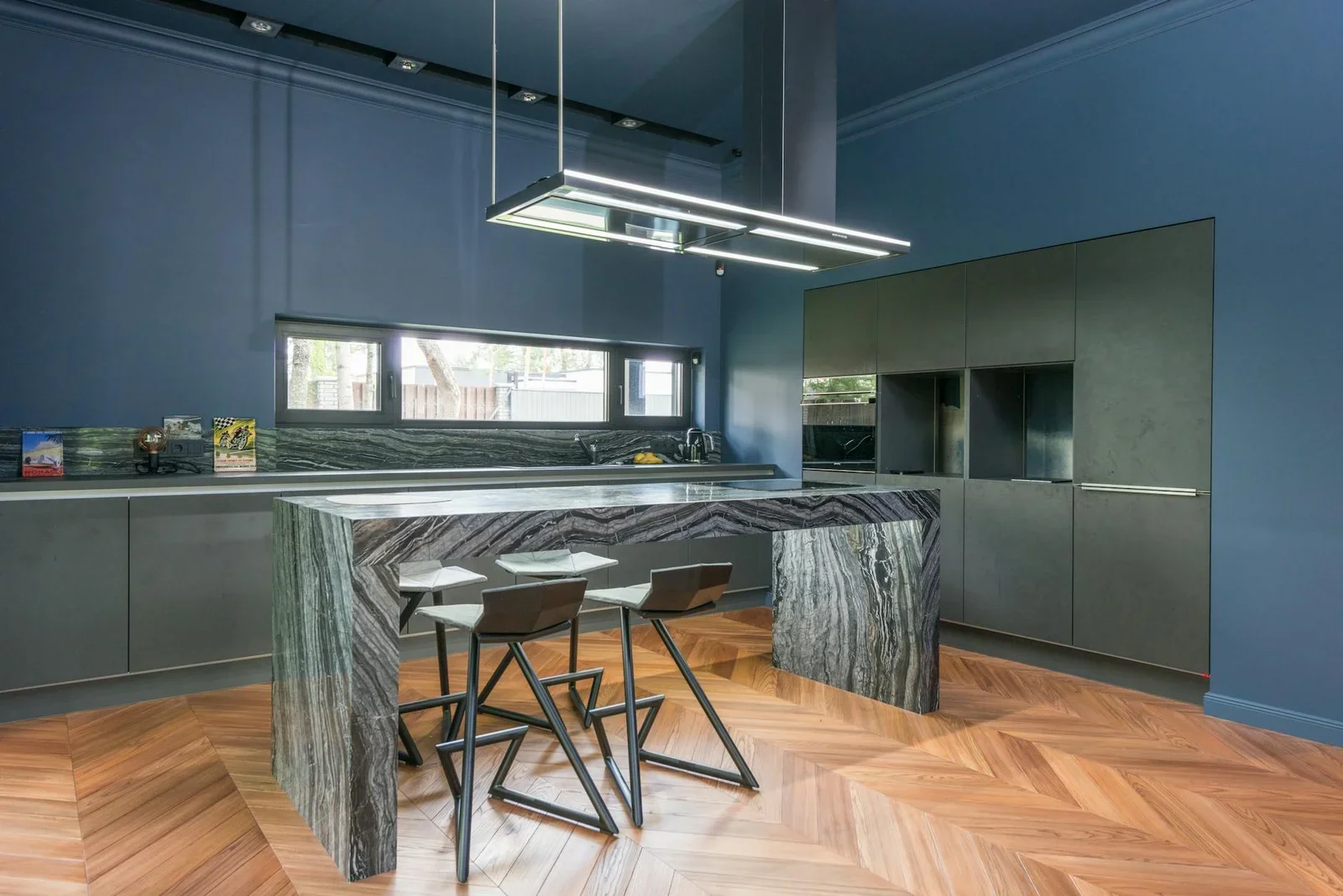 Không gian bếp hiện đại tông xanh dương nổi bật với đảo bếp đá granite liền mạch, phù hợp nhà ống diện tích nhỏ. | Thiết kế nội thất 24