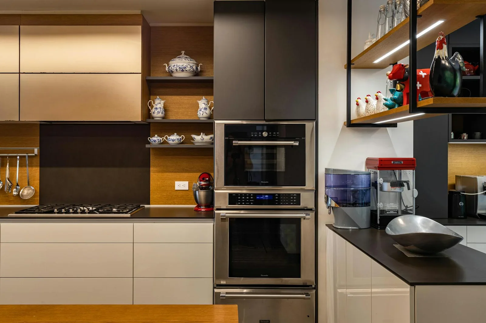 Hệ tủ bếp phẳng kết hợp lò nướng đôi và phụ kiện tinh tế, nâng tầm tiện nghi cho phòng bếp nhà ống hiện đại. | Thiết kế nội thất 24