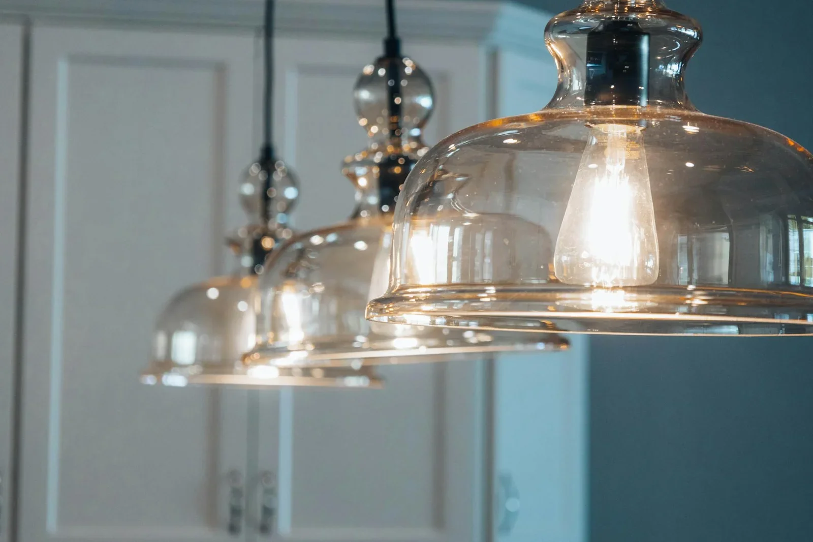 Đèn thả thủy tinh thanh lịch tỏa ánh sáng dịu nhẹ, tạo điểm nhấn nghệ thuật hoàn hảo cho khu vực bàn ăn nhà ống. | Thiết kế nội thất 24