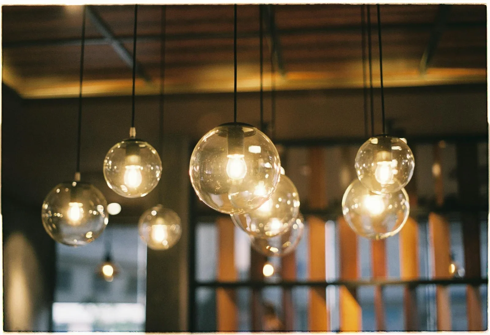 Aesthetic indoor lighting with transparent globe pendant lam | Thiết kế nội thất 24
