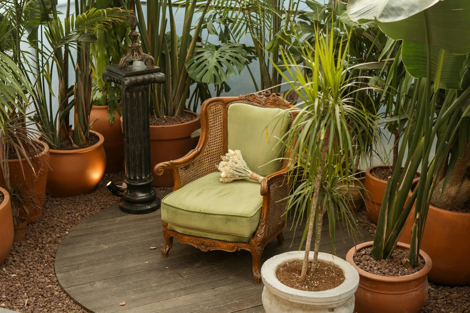 Ghế bành cổ điển nằm giữa rừng cây xanh nhiệt đới, kiến tạo góc nghỉ ngơi yên bình và đậm chất thiên nhiên trong nhà. | Thiết kế nội thất 24