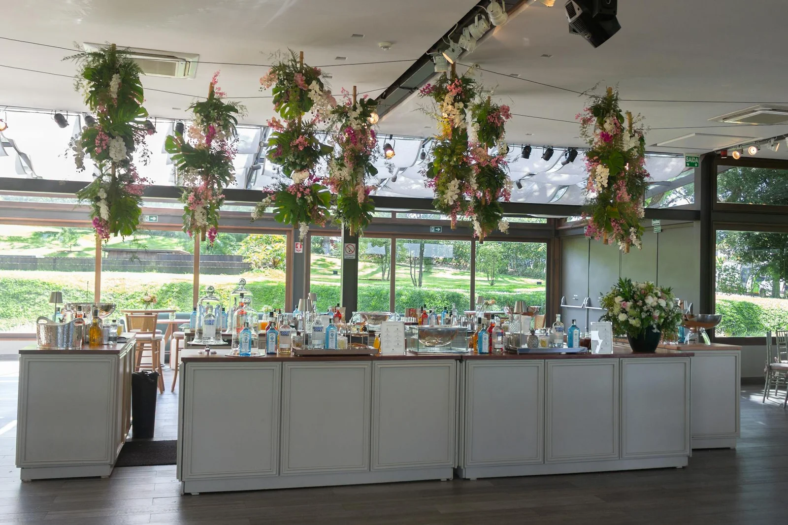 Quầy bar tiệc cưới sang trọng tại São Paulo gây ấn tượng với dàn hoa nhiệt đới đa sắc màu cùng thiết kế hiện đại. | Thiết kế nội thất 24