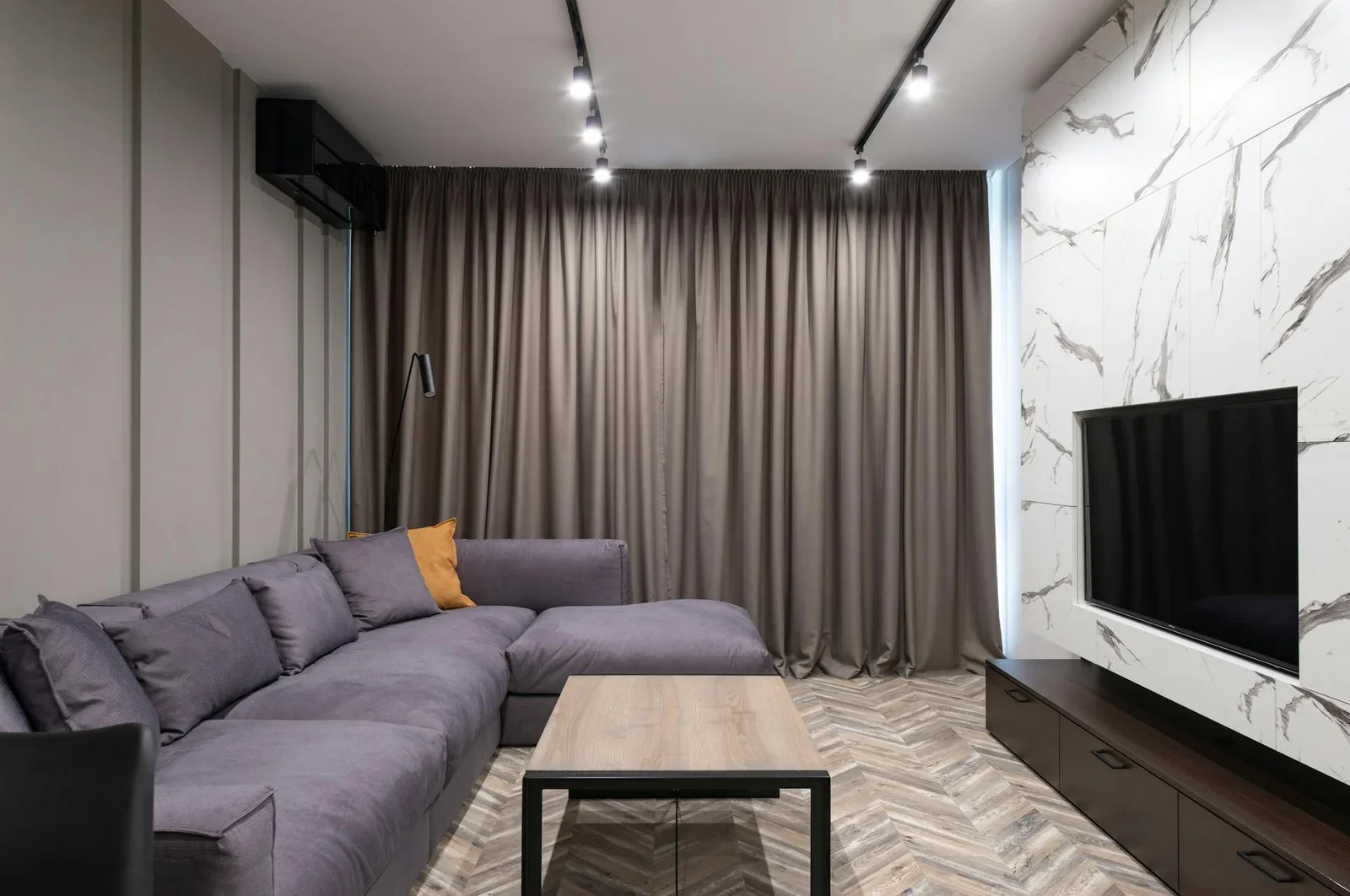 Thiết kế phòng khách thanh lịch với sofa góc tiện nghi cùng decor tối giản, tôn lên vẻ đẹp tinh tế và nhẹ nhàng. | Thiết kế nội thất 24