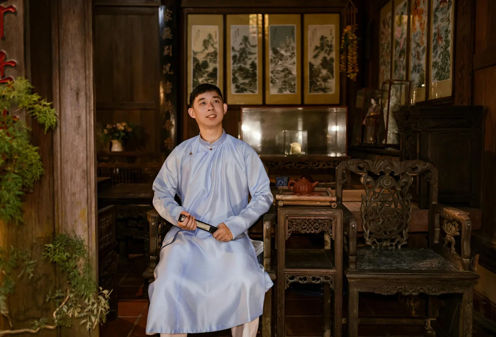 Họa tiết gỗ chạm khắc tinh xảo cùng ánh sáng ấm áp, tạo nên bức tranh phòng khách mang đậm hồn cốt văn hóa Việt. | Thiết kế nội thất 24