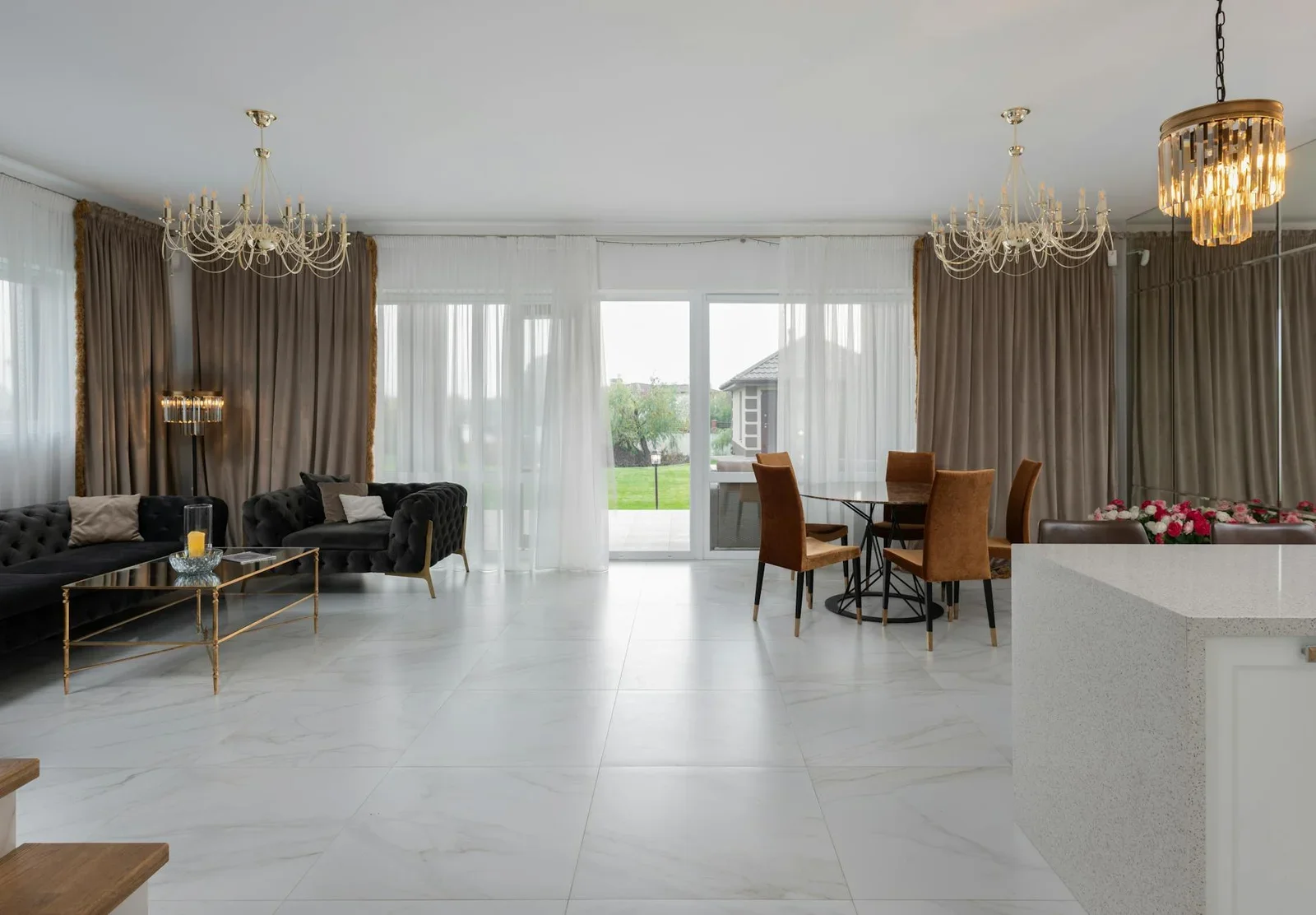 Căn hộ đương đại bài trí sofa thoải mái cùng bàn ghế gần cửa sổ rộng và quầy bếp gỗ óc chó tiện nghi. | Thiết kế nội thất 24