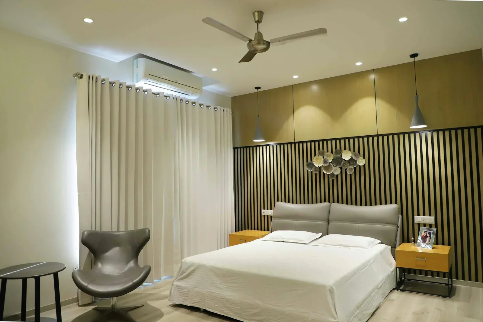 Phòng ngủ hiện đại bài trí nội thất tinh tế cùng ánh sáng dịu nhẹ, kiến tạo không gian nghỉ ngơi ấm cúng và tiện nghi. | Thiết kế nội thất 24
