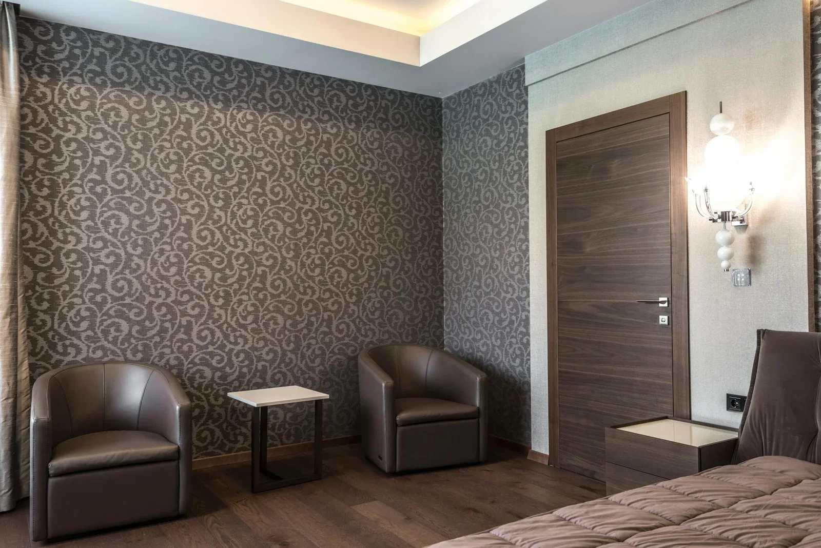 Phòng ngủ chuẩn khách sạn sang trọng với nội thất hiện đại và chi tiết trang trí tinh tế, kiến tạo không gian nghỉ dưỡng đẳng cấp. | Thiết kế nội thất 24