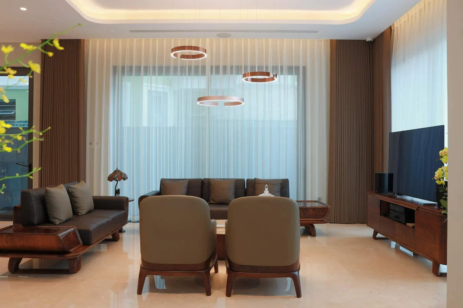 Phòng khách mở rộng rãi với nội thất trang nhã, kiến tạo bầu không khí ấm cúng và thư thái cho cả gia đình. | Thiết kế nội thất 24