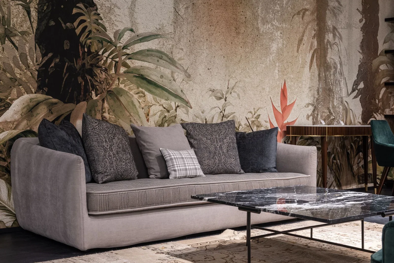 Ghế sofa êm ái tựa tường họa tiết lá, bàn trà trên thảm trải sàn mở ra không gian phòng khách hiện đại rộng rãi. | Thiết kế nội thất 24