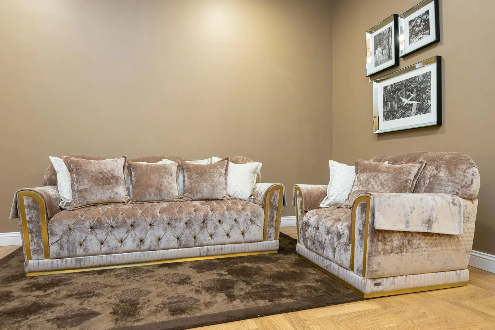 Ghế sofa nhung sang trọng cùng phụ kiện tinh tế, kiến tạo không gian phòng khách đậm chất hiện đại và xa hoa. | Thiết kế nội thất 24
