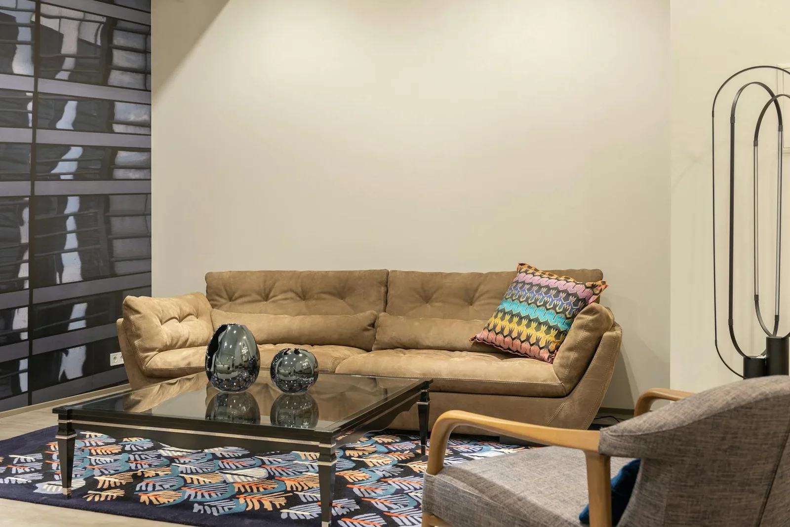 Sofa êm ái phối gối rực rỡ, bàn trà trên thảm kề ghế bành, hoàn thiện phòng khách hiện đại ấm cúng và sinh động. | Thiết kế nội thất 24