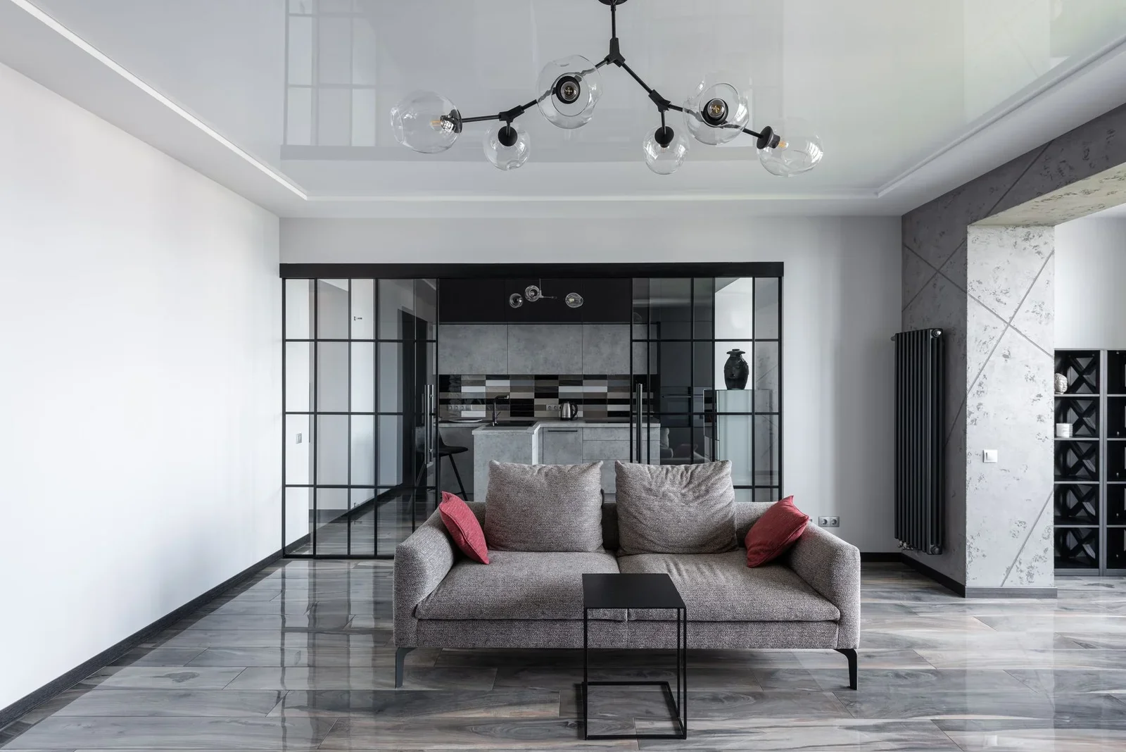 Ghế sofa xám thanh lịch hòa quyện đường nét đương đại, kiến tạo phòng khách sang trọng mang vẻ đẹp hiện đại và cân đối. | Thiết kế nội thất 24