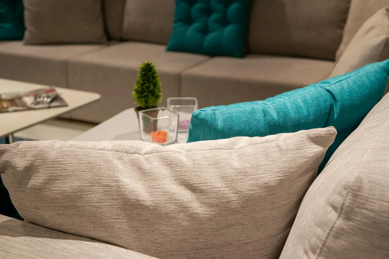 Sofa hiện đại phối gối đa sắc cùng phụ kiện hài hòa, thổi hồn cho phòng khách trẻ trung, tiện nghi và cá tính. | Thiết kế nội thất 24