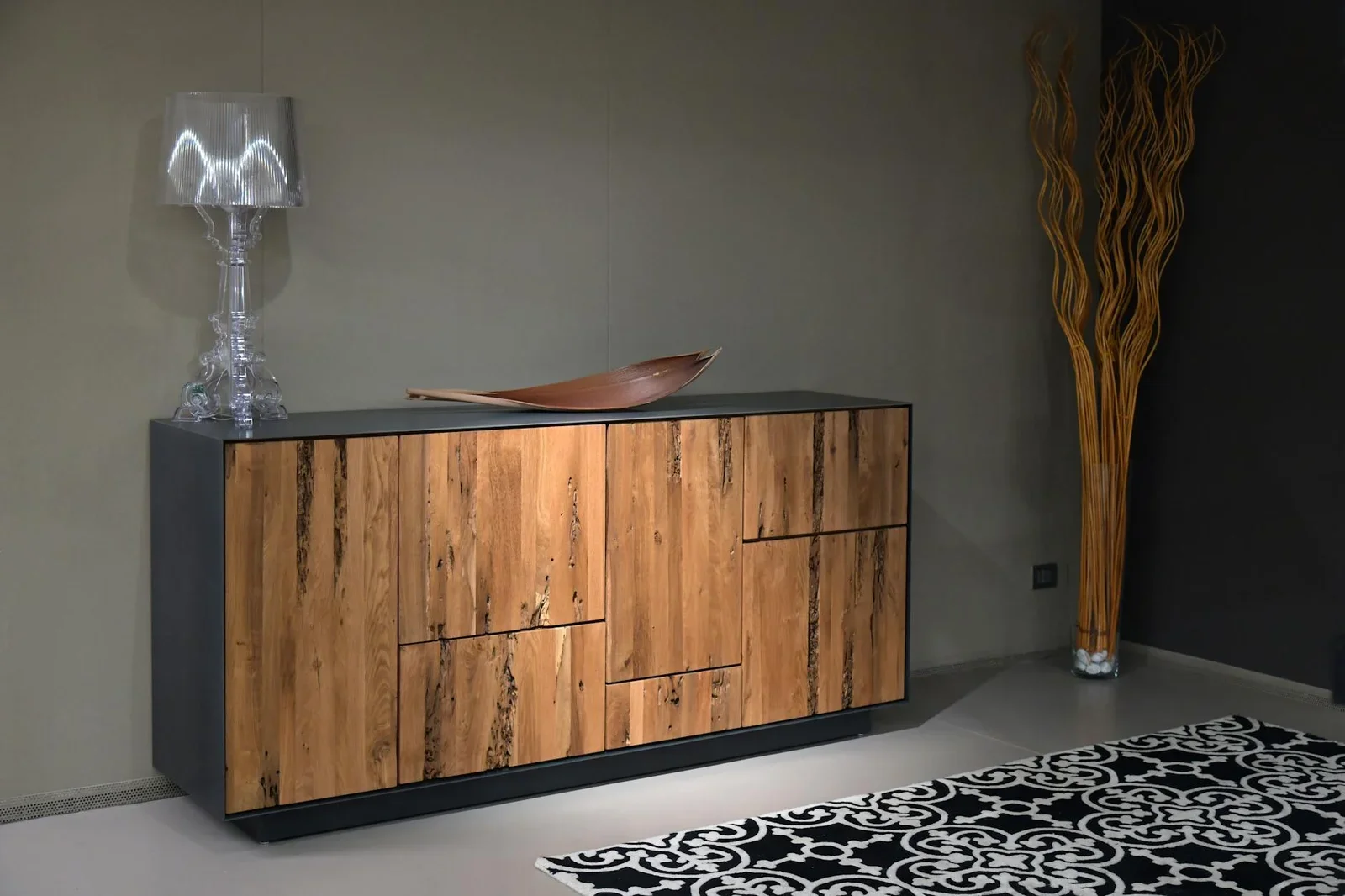Tủ gỗ tự nhiên kết hợp đèn thủy tinh chiếu sáng ấm áp, mang đến vẻ đẹp đương đại tinh tế cho góc phòng khách thêm phần thi vị. | Thiết kế nội thất 24