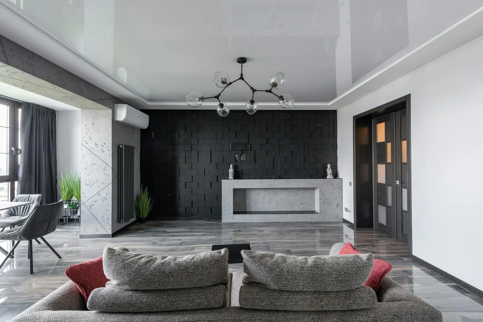 Tường nhấn màu đen hiện đại tương phản cùng nội thất thời thượng và ánh sáng nghệ thuật, tạo chiều sâu cuốn hút. | Thiết kế nội thất 24