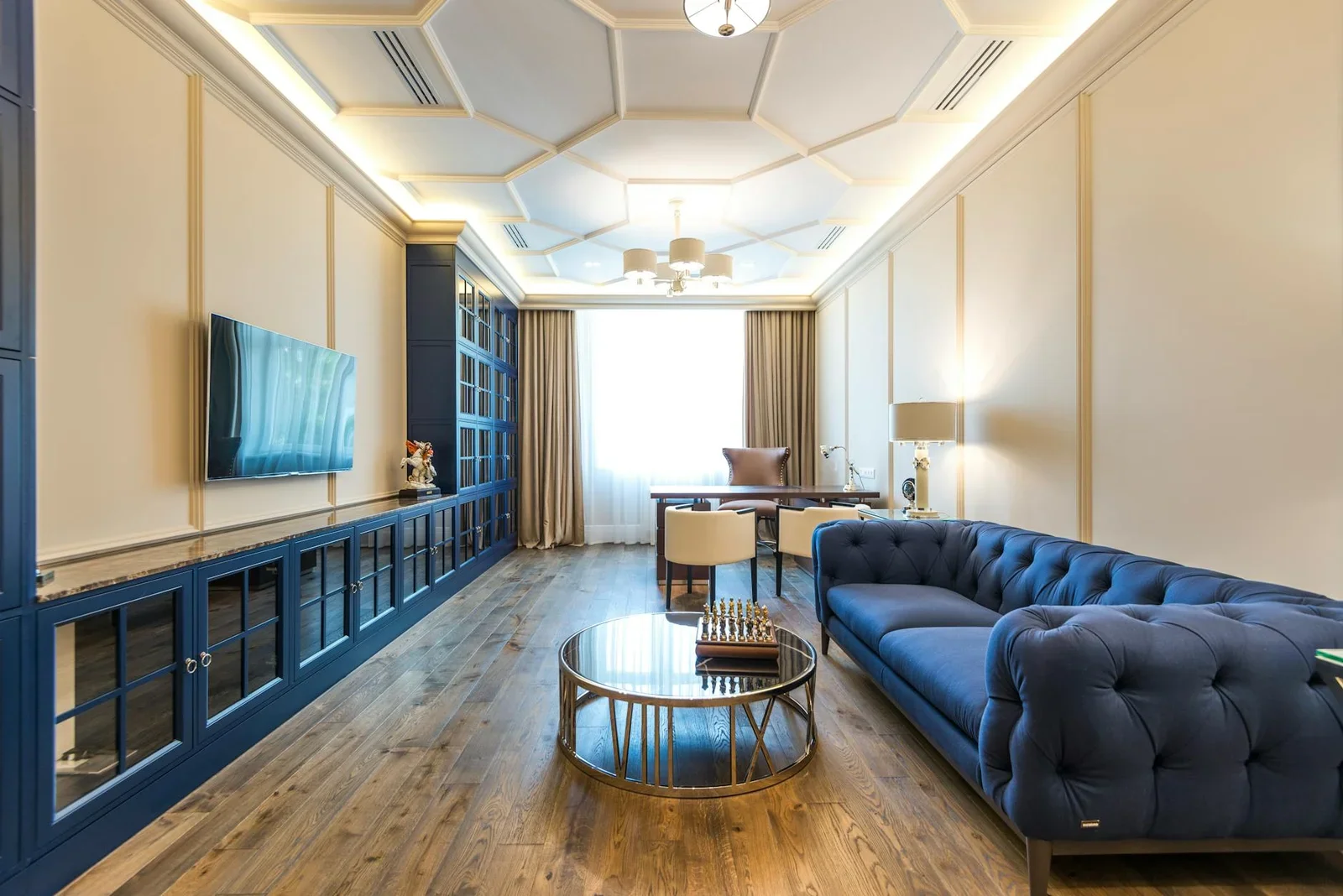Hệ thống đèn sang trọng chiếu sáng bộ sofa xanh dương, kiến tạo phòng khách liền bếp 20m2 đẳng cấp. | Thiết kế nội thất 24