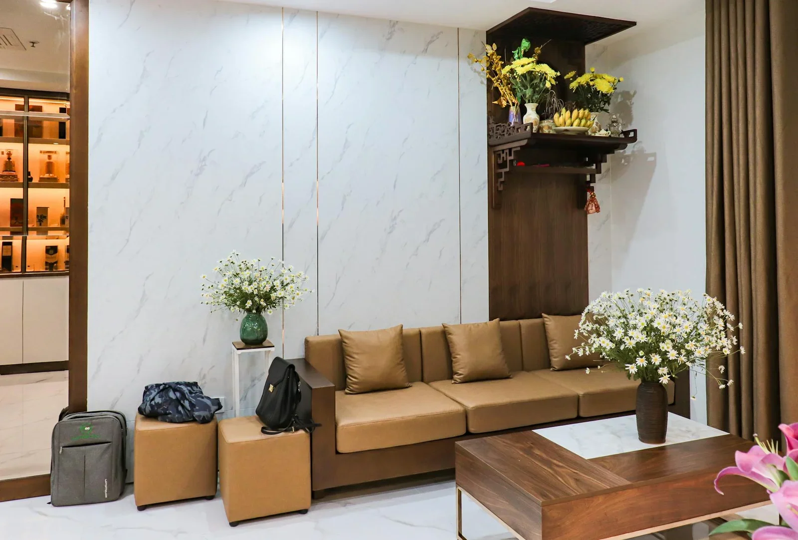 Stylish modern living room featuring brown furniture, decora | Thiết kế nội thất 24