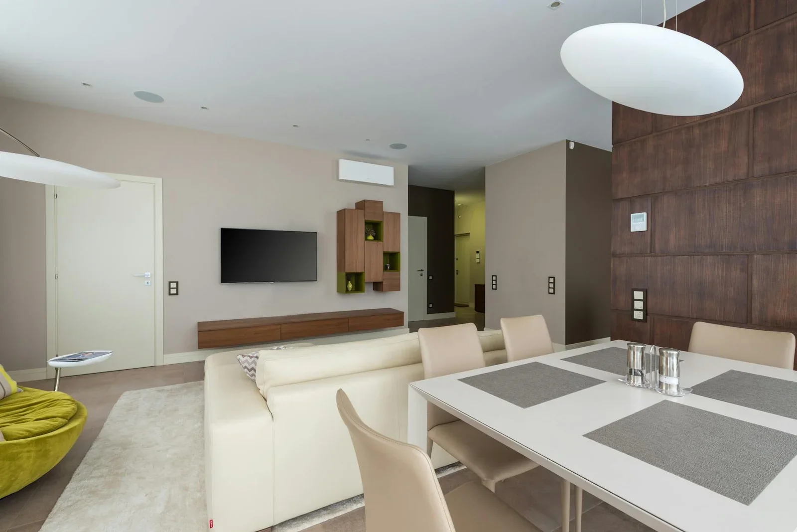Bàn ăn liền kề sofa êm ái và kệ tivi hiện đại, khung cửa trắng sáng mở rộng không gian sinh hoạt chung. | Thiết kế nội thất 24