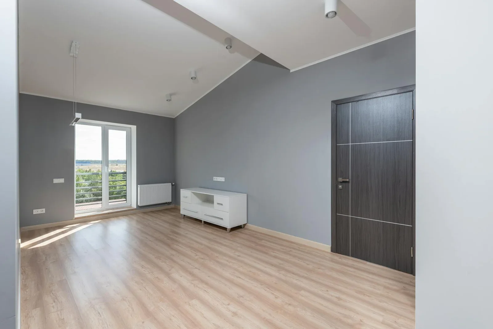 Phòng hiện đại tràn ngập ánh sáng tự nhiên qua cửa rộng, sàn gỗ ấm áp sẵn sàng cho bố cục khách bếp liền mạch. | Thiết kế nội thất 24