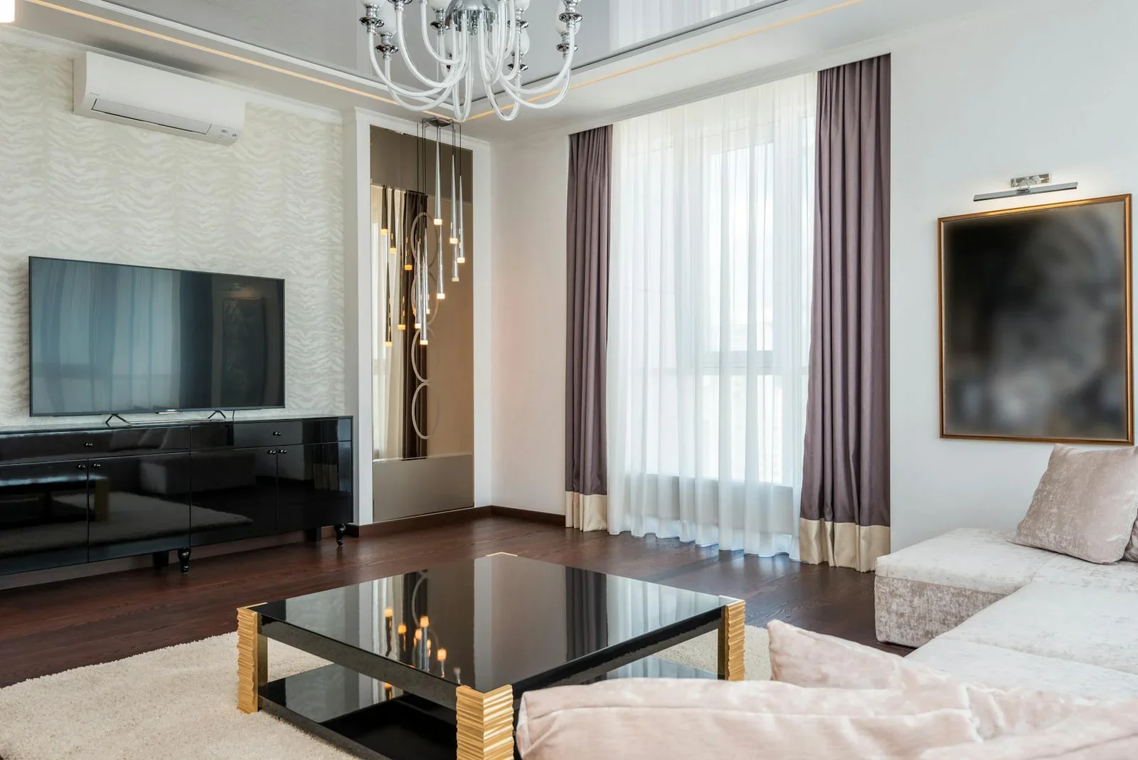 Đường nét mượt mà cùng nội thất cao cấp và decor tinh tế kiến tạo phòng khách hiện đại, mang đến không gian sống thời thượng. | Thiết kế nội thất 24