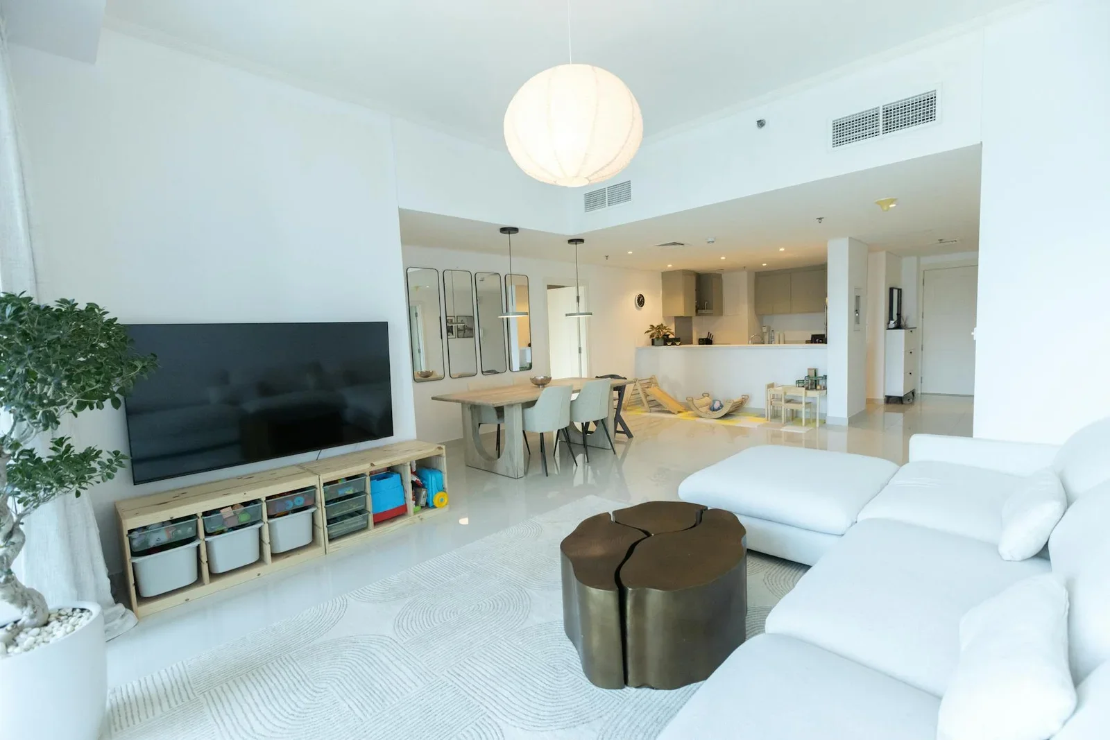 Căn hộ hiện đại với đường nét tinh tế cùng nội thất tiện nghi, mang đến không gian sống đẳng cấp và phong cách chuẩn quốc tế. | Thiết kế nội thất 24