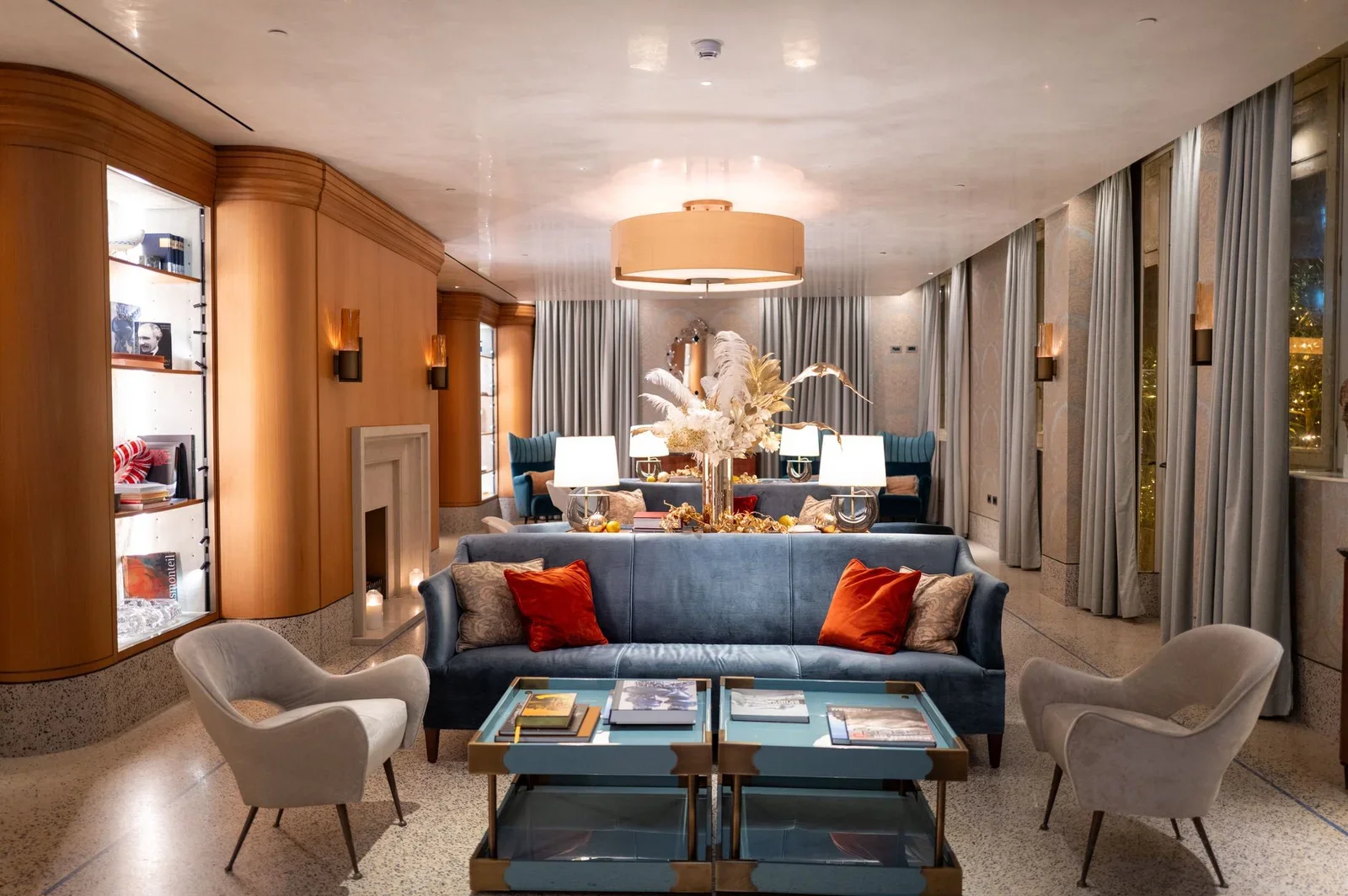 Nội thất hiện đại kết hợp decor tinh tế và ánh sáng vàng ấm áp, kiến tạo phòng khách thời thượng mang đến cảm giác thư thái. | Thiết kế nội thất 24