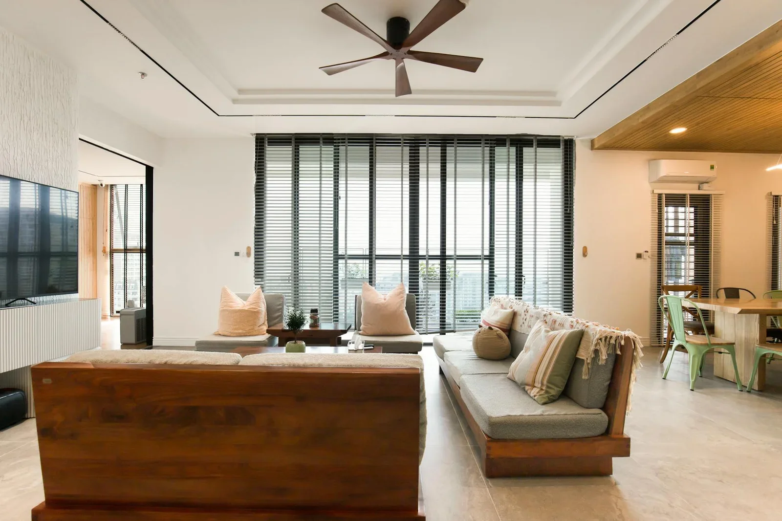 Không gian phòng khách rộng rãi với cửa sổ lớn đón sáng, kết hợp đồ trang trí hiện đại tạo vẻ đẹp thanh lịch. | Thiết kế nội thất 24