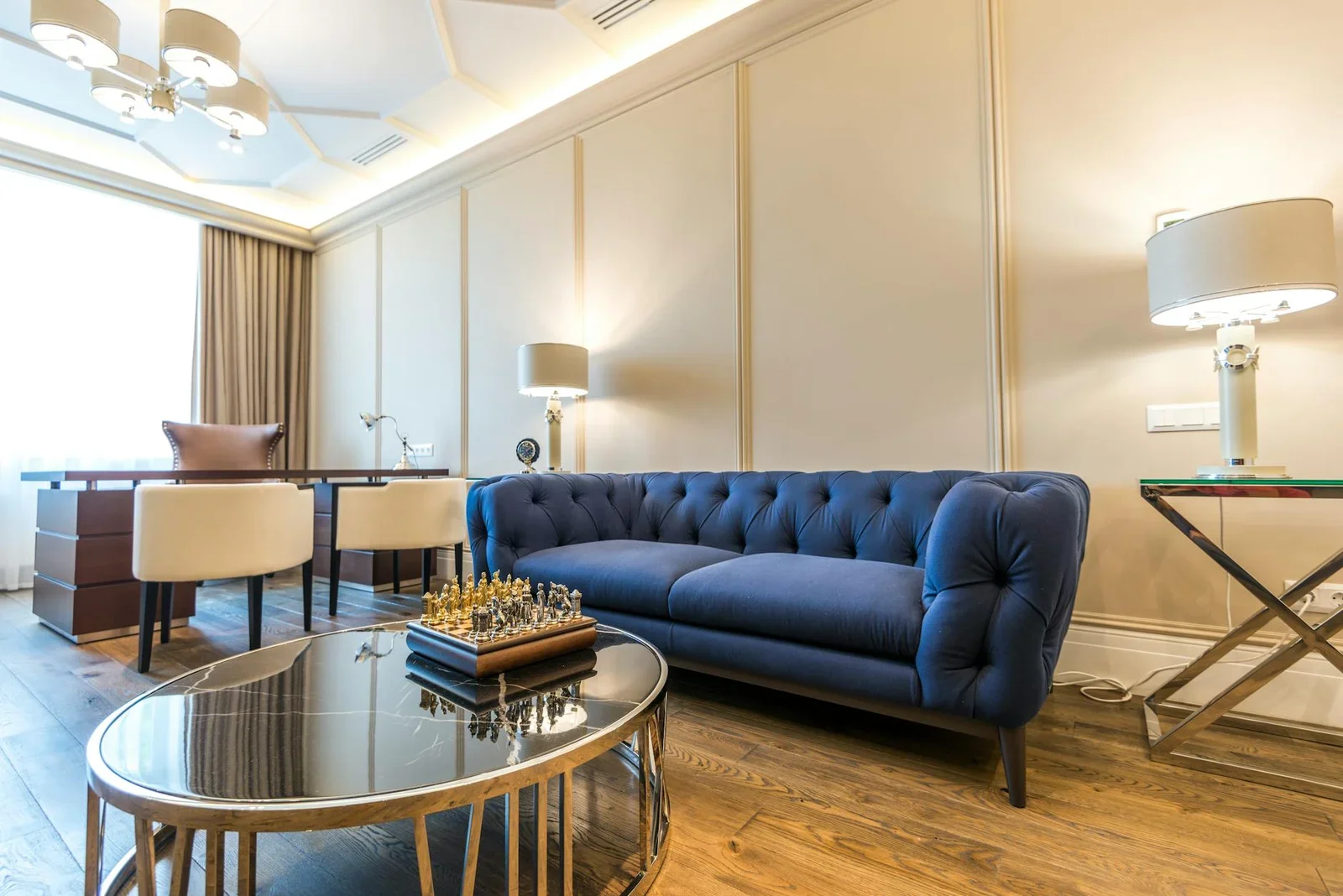 Phòng khách hiện đại tràn ngập ánh sáng tự nhiên, nổi bật với sofa xanh dương cùng chi tiết trang trí tinh tế. | Thiết kế nội thất 24