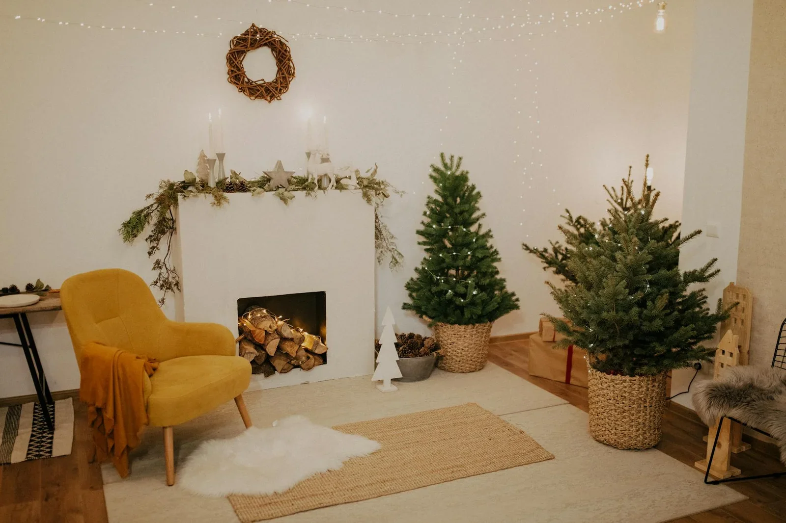Phòng khách xám ấm cúng cùng lò sưởi, decor Giáng sinh rực rỡ và ánh sáng dịu nhẹ, mang lại không khí lễ hội thân thuộc. | Thiết kế nội thất 24