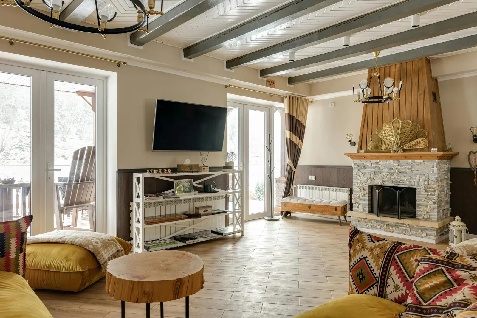 Góc ngồi bệt ấm cúng kết hợp gỗ tự nhiên, decor mộc mạc và ánh sáng vàng dịu tạo cảm giác thư thái khó rời. | Thiết kế nội thất 24