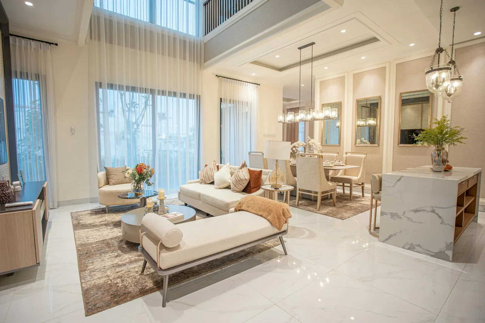 Thiết kế liên thông phòng khách và phòng ăn sang trọng, đón nắng tự nhiên tôn lên vẻ đẹp hiện đại. | Thiết kế nội thất 24