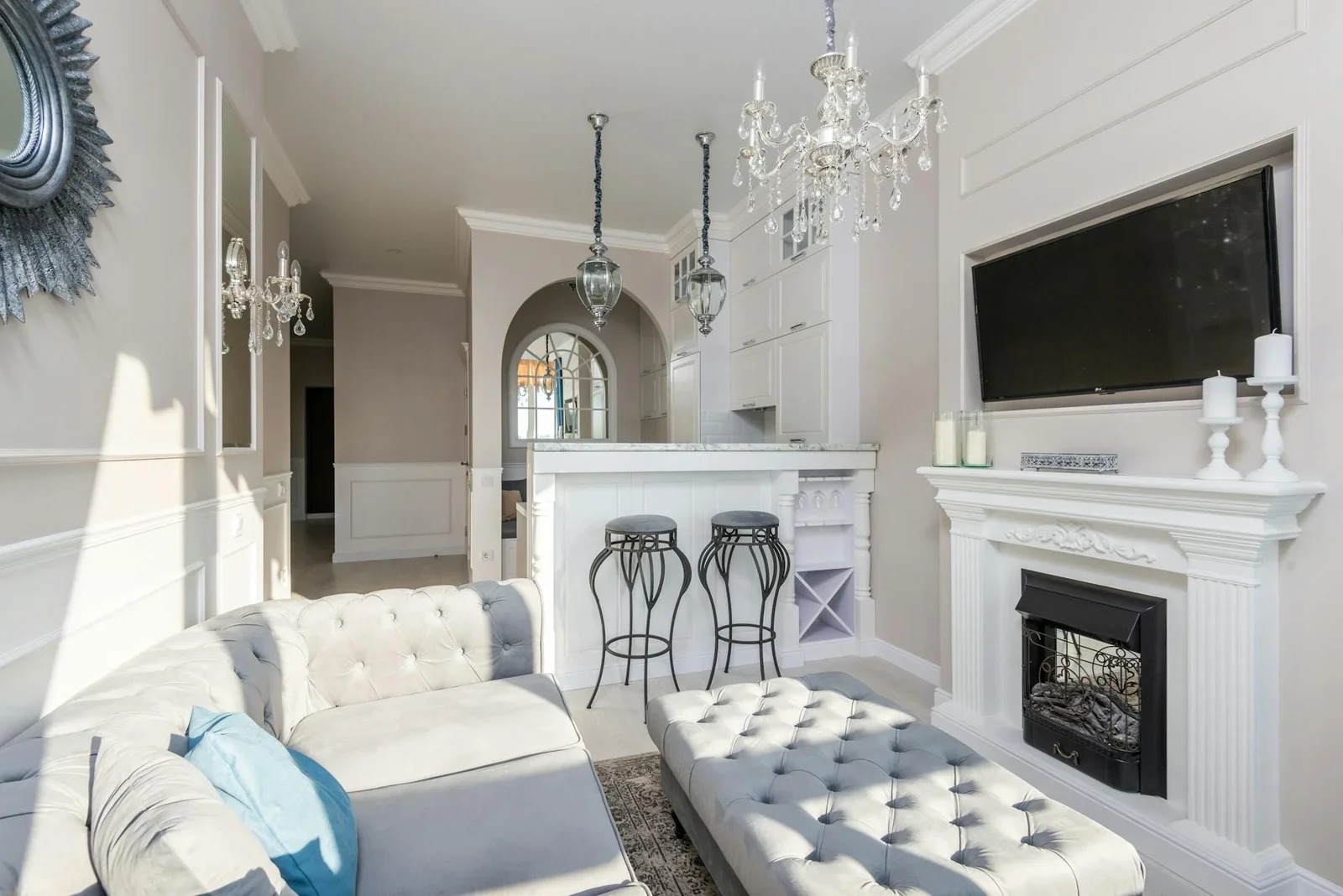 Bố trí sofa và ghế dài vải cạnh lò sưởi, ánh nắng chan hòa cùng nến và tivi tạo nét ấm áp. | Thiết kế nội thất 24