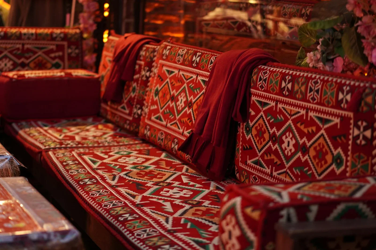Ghế sofa họa tiết phương Đông đậm nét truyền thống, hài hòa tuyệt đối với không gian thờ cúng trang nghiêm. | Thiết kế nội thất 24