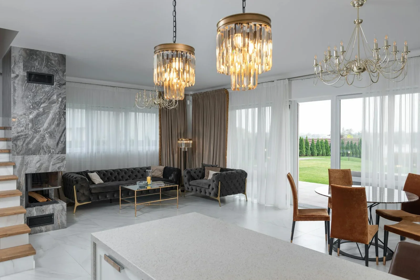 Không gian sinh hoạt hiện đại với bàn ghế ăn cạnh sofa mềm mại, rèm cửa lớn và lò sưởi tạo sự ấm áp. | Thiết kế nội thất 24