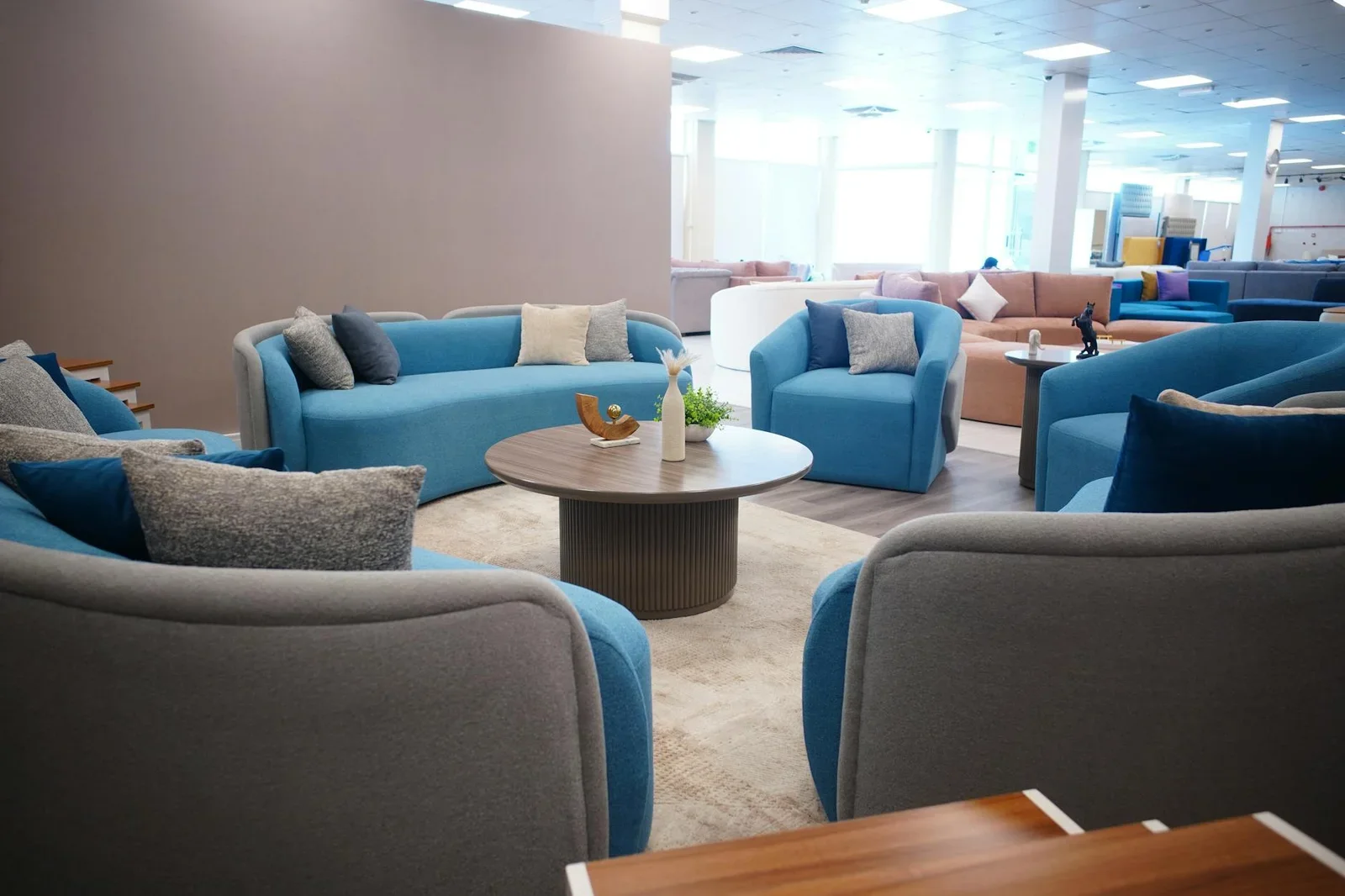 Khu tiếp khách đương đại nổi bật với sofa xanh dương cùng phụ kiện thời thượng trong tổng thể đầy phong cách. | Thiết kế nội thất 24