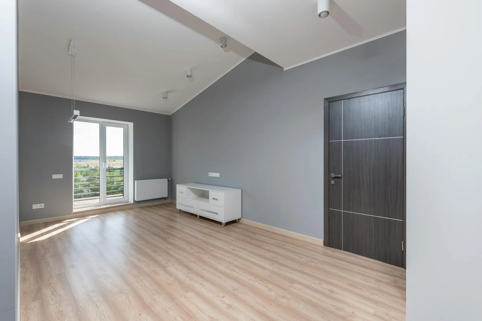 Căn phòng trống trải đón nắng qua cửa kính lớn kết hợp nền gỗ ấm áp tạo vẻ đẹp hiện đại nổi bật. | Thiết kế nội thất 24