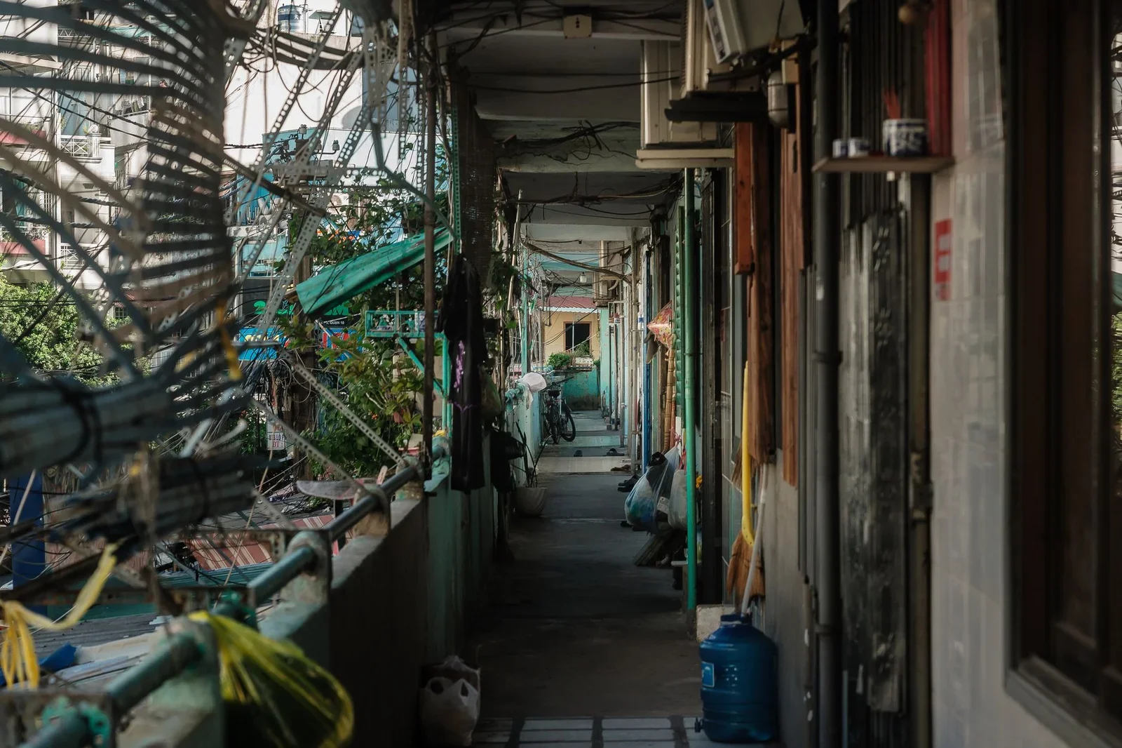 View of a cluttered outdoor corridor in an urban apartment s | Thiết kế nội thất 24