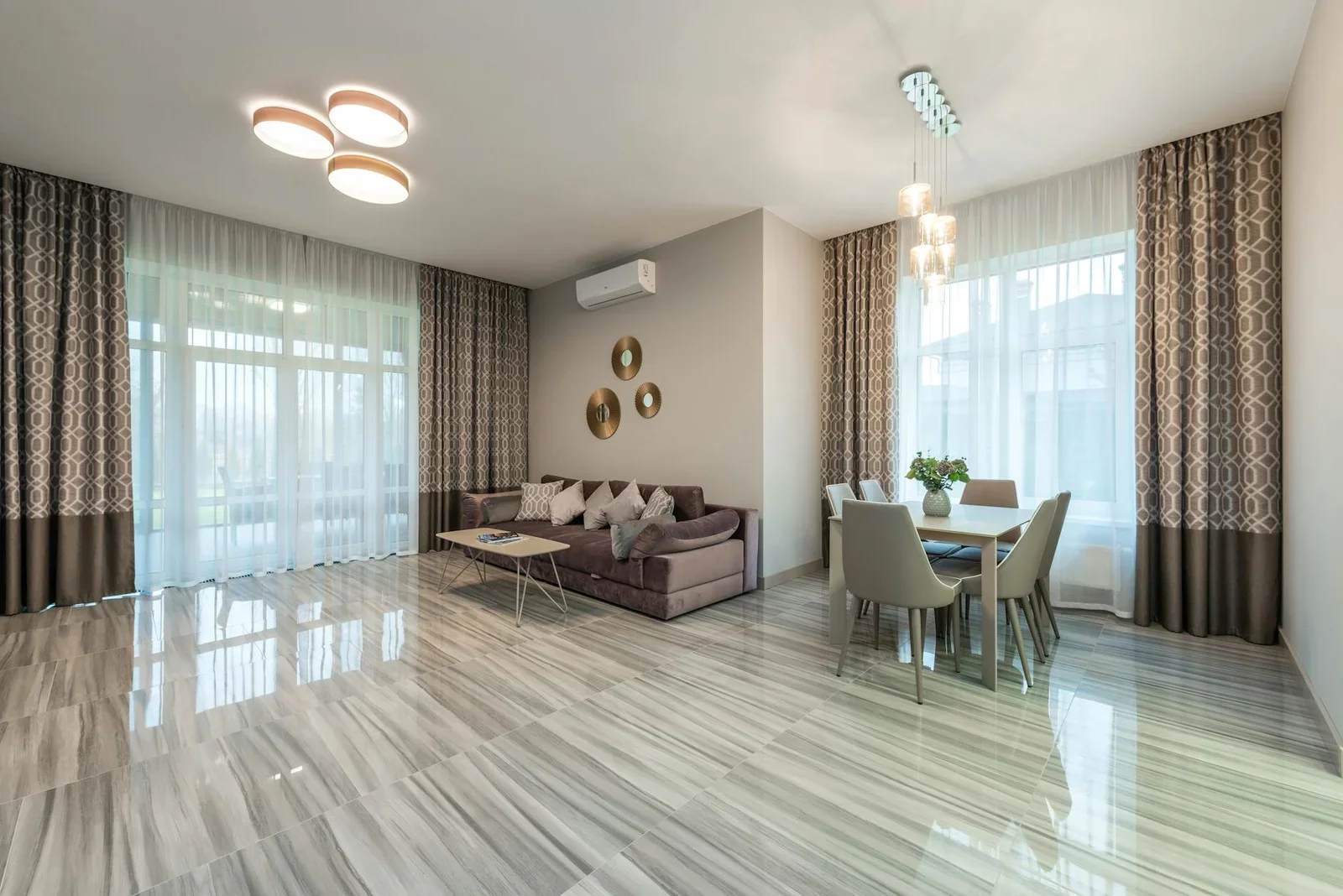 Hệ gương trang trí kết hợp đèn chiếu sáng tự nhiên giúp nhân đôi diện tích, tạo không gian phòng khách thoáng đãng ban ngày. | Thiết kế nội thất 24