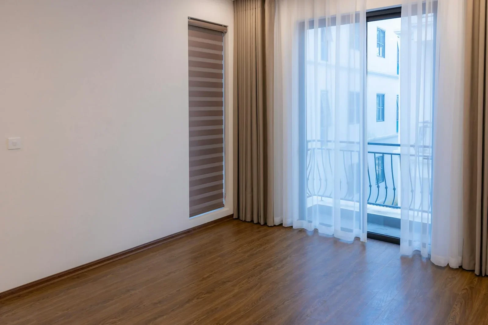 Bright modern room with wooden floor and large windows, idea | Thiết kế nội thất 24