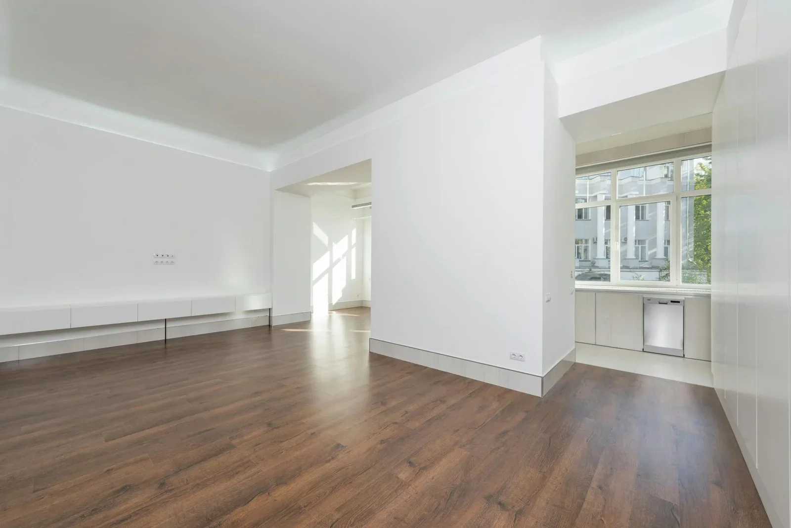 A contemporary empty apartment with white walls and wooden f | Thiết kế nội thất 24