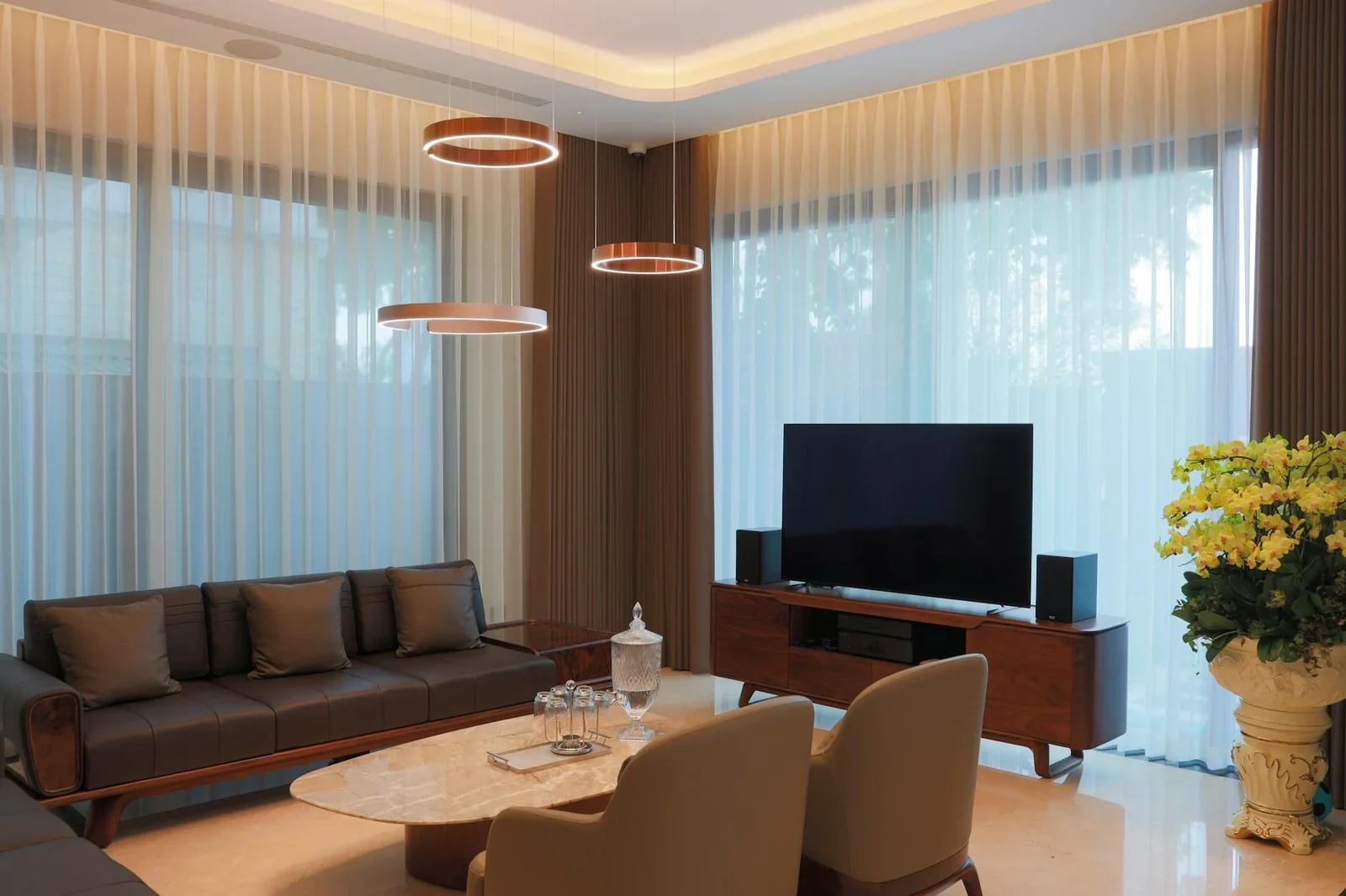 Elegant modern living room featuring stylish furniture and m | Thiết kế nội thất 24