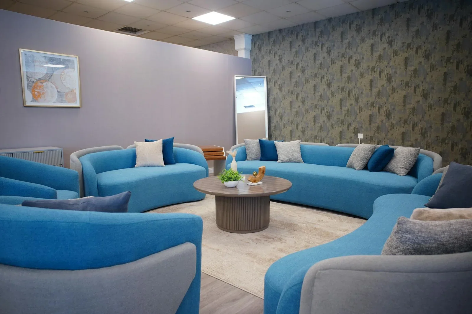 Phòng khách nổi bật với sofa xanh dương hiện đại, phụ kiện trang nhã tạo không gian quây quần ấm áp và thư giãn. | Thiết kế nội thất 24
