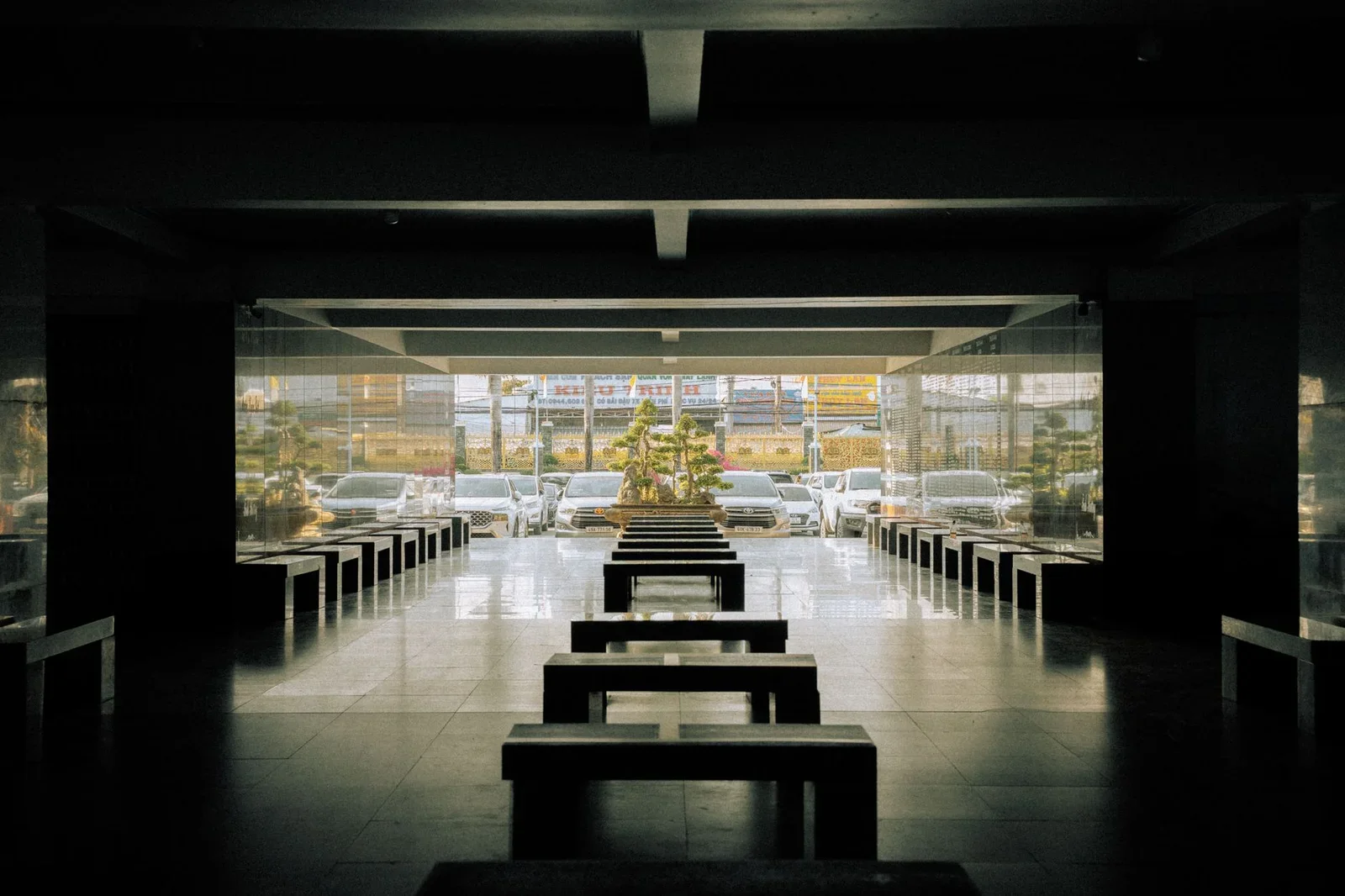 Dãy ghế đối xứng dẫn lối vào không gian chính, kết hợp họa tiết truyền thống tạo sự cân bằng cho phòng khách Indochine. | Thiết kế nội thất 24