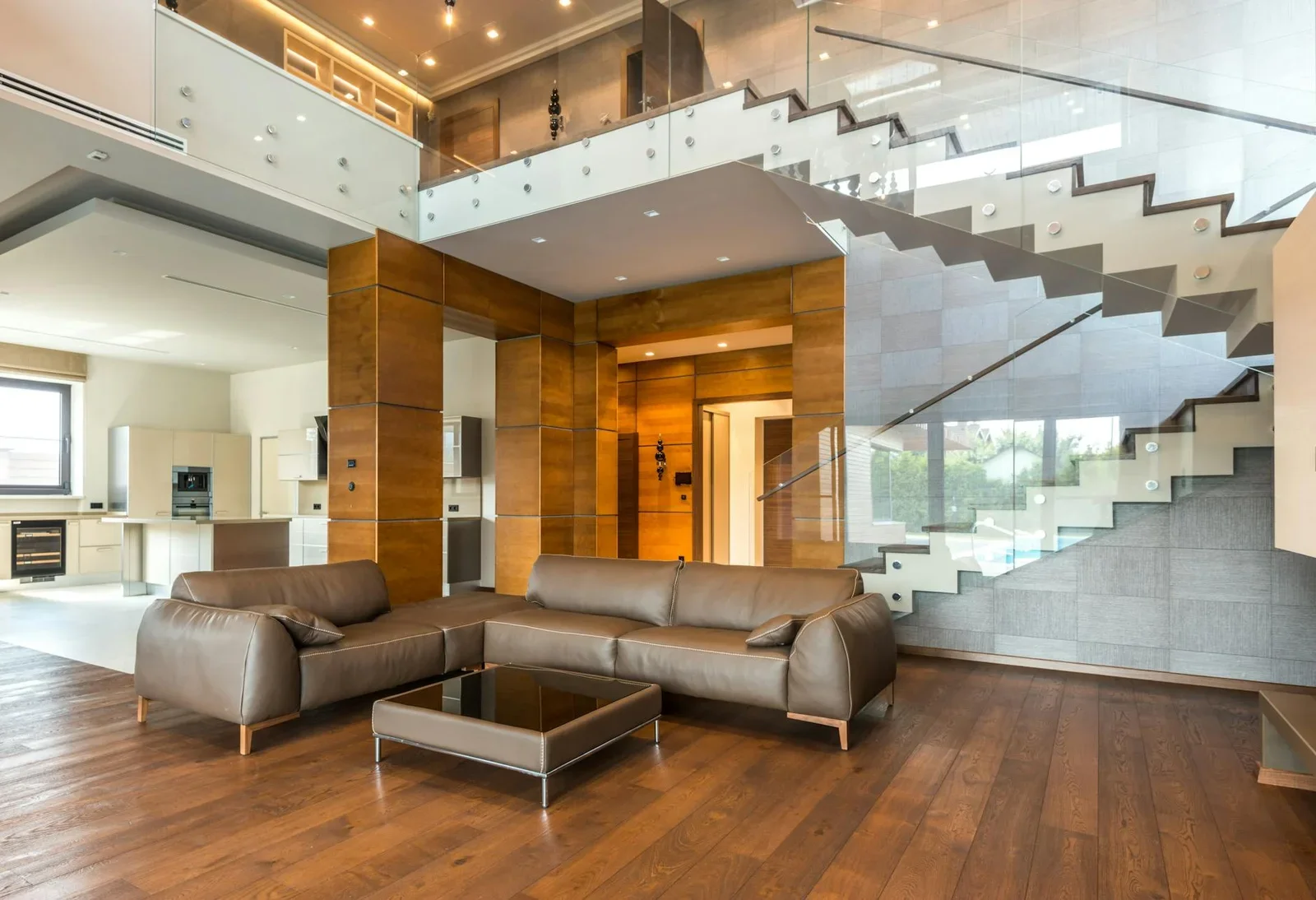 Cầu thang kính tinh tế mở rộng tầm nhìn, đi cùng sofa da cao cấp kiến tạo phòng khách tân cổ điển rộng rãi và đẳng cấp. | Thiết kế nội thất 24